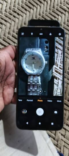 Vivo y20 one hand use