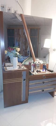 Bed,dressing side tables with light