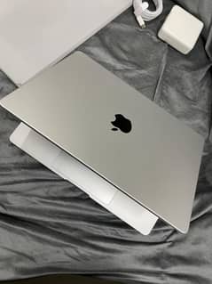 Mack book pro M2 Max 32 GB ram 1tb storage 14 inch display