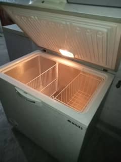 Waves Single door deep freezer in excellent condition. cal 03185651253