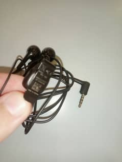 Hand free original nokia ki box sai nikali thi