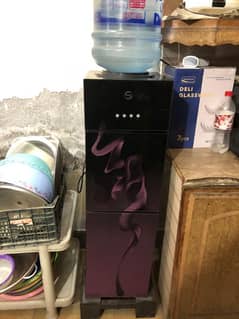 Pel water dispenser