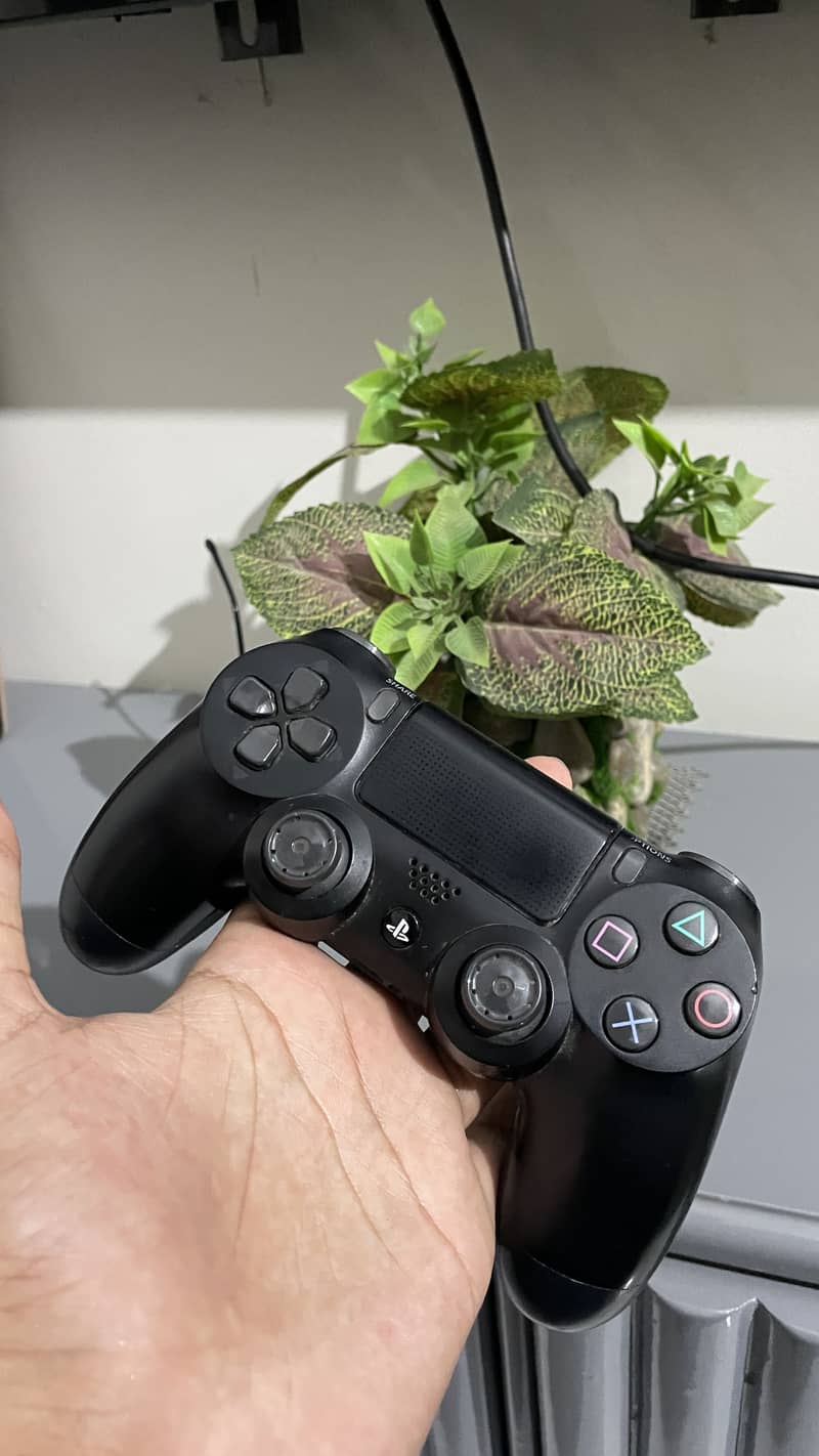Ps4 used controller (with box) 1