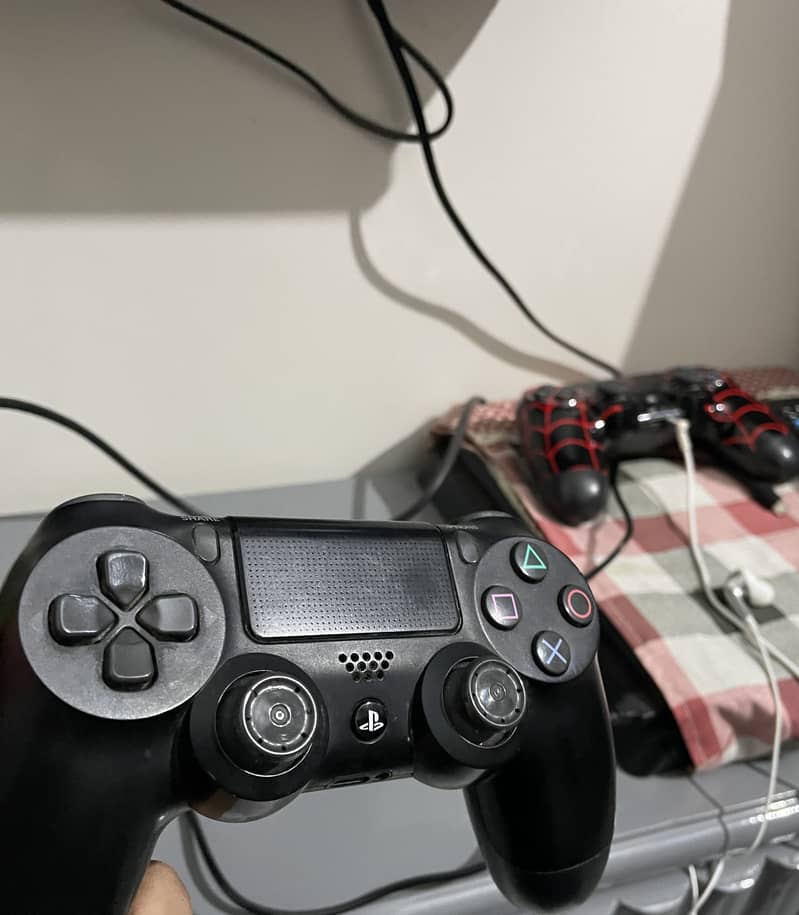 Ps4 used controller (with box) 2