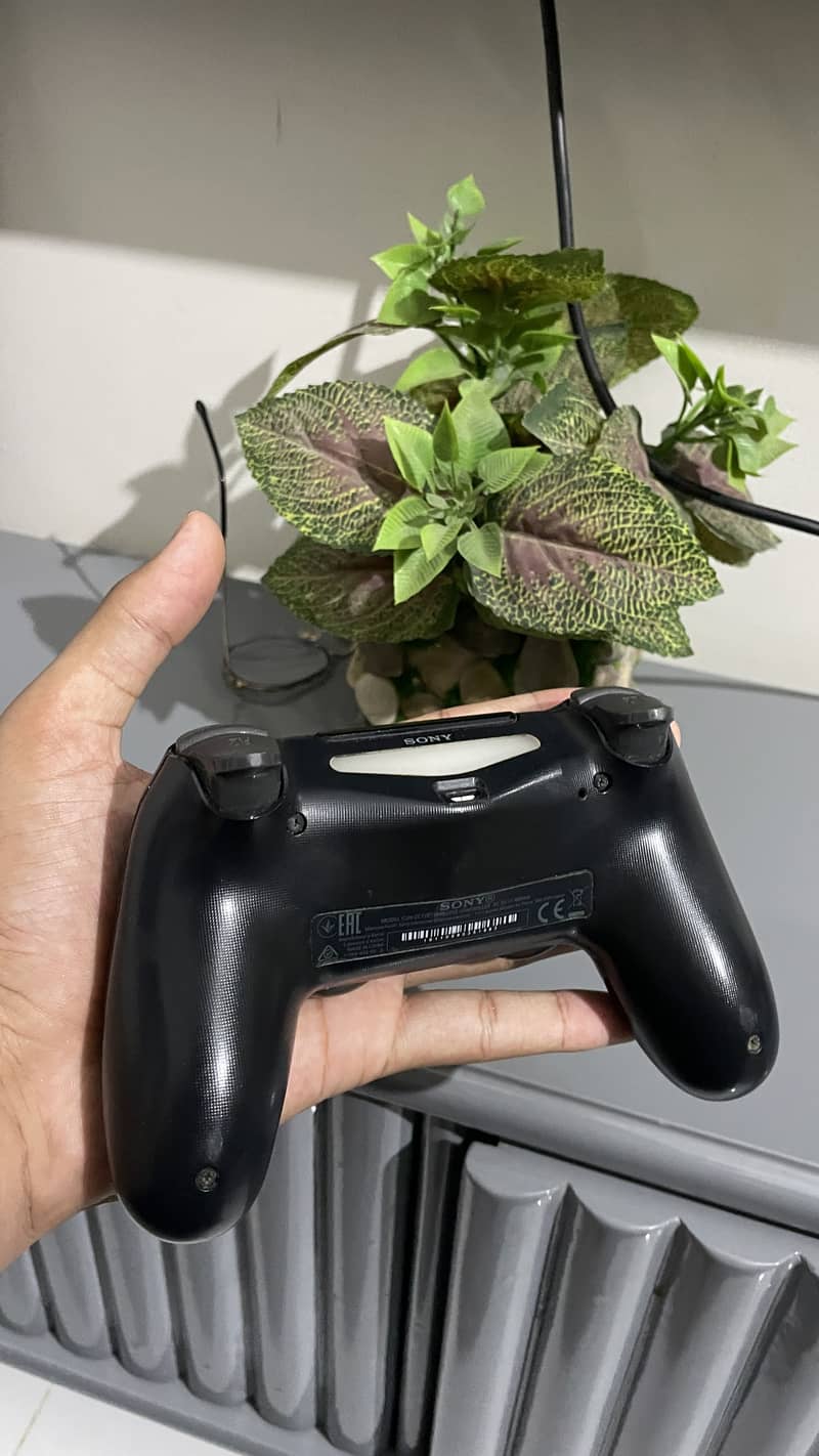 Ps4 used controller (with box) 3
