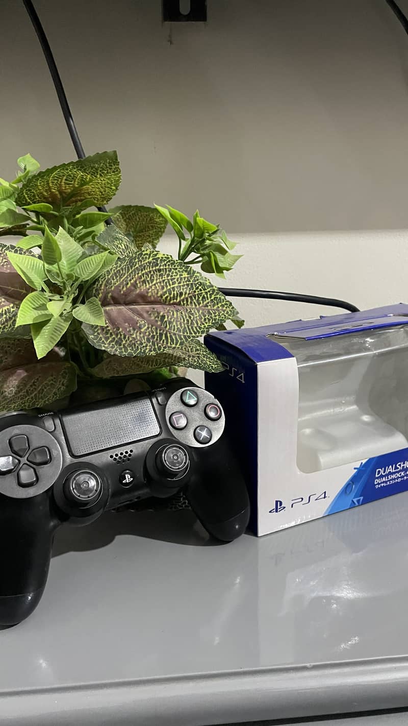 Ps4 used controller (with box) 4