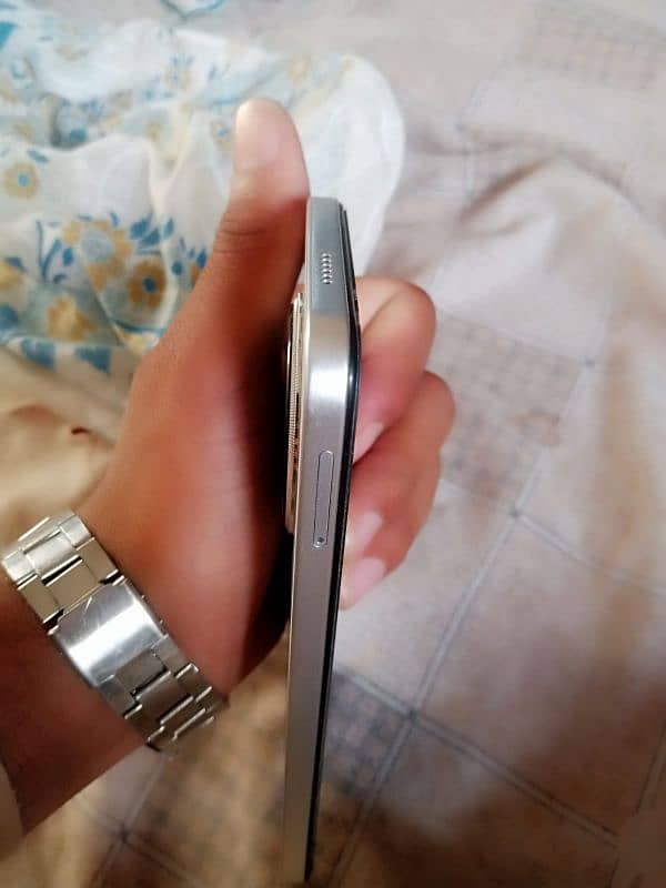 MOBILE new ha . price ma discount ho jay ga agar koi Lena chahy . 5