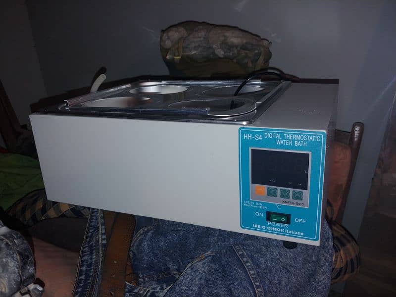 Digital thermostatic water bath 4