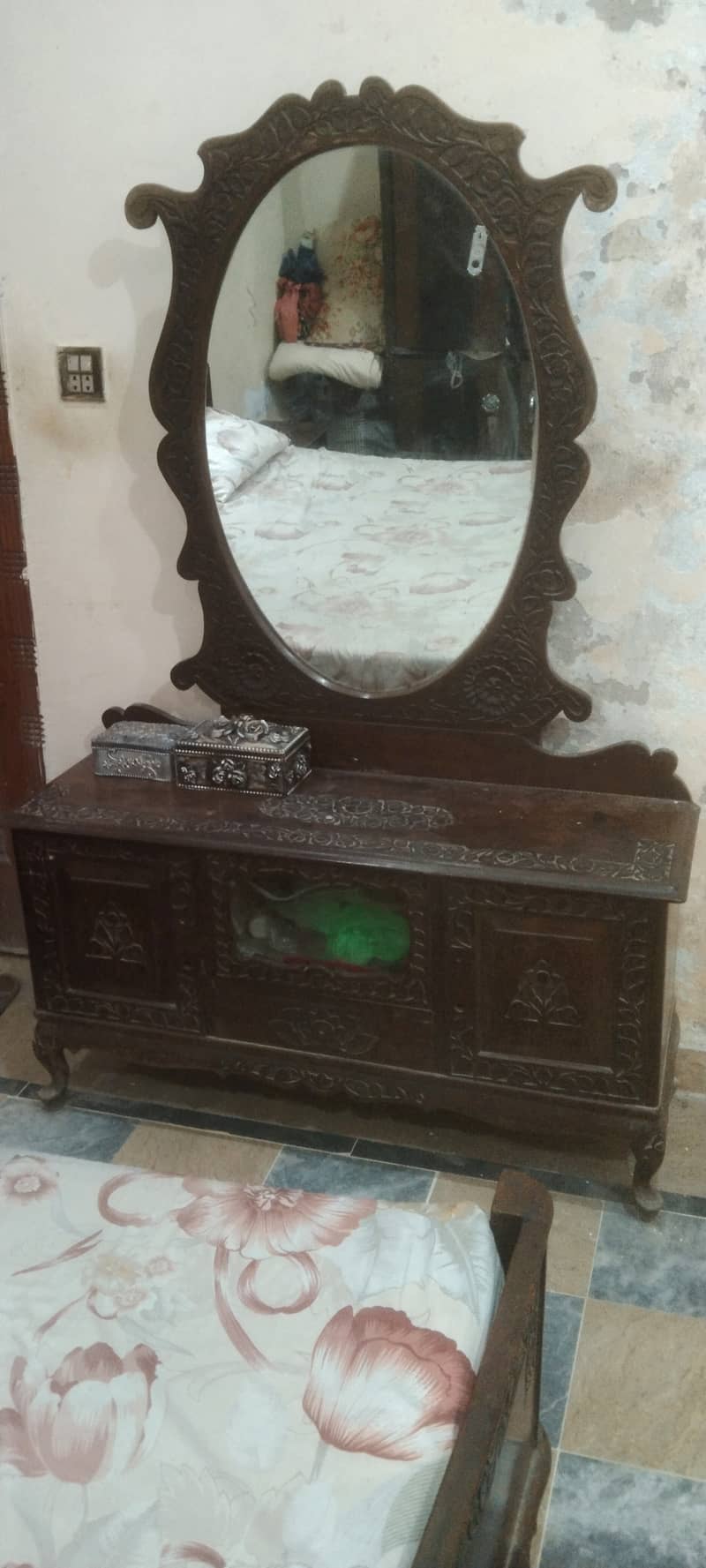 Bed with two side table and dressing table 3