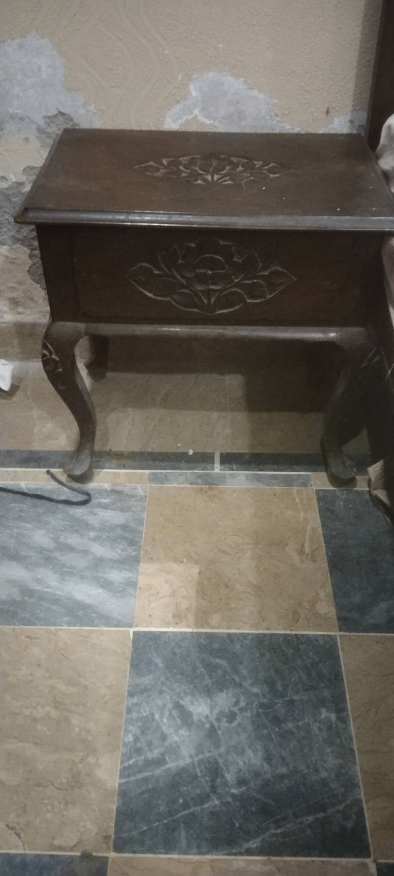 Bed with two side table and dressing table 4