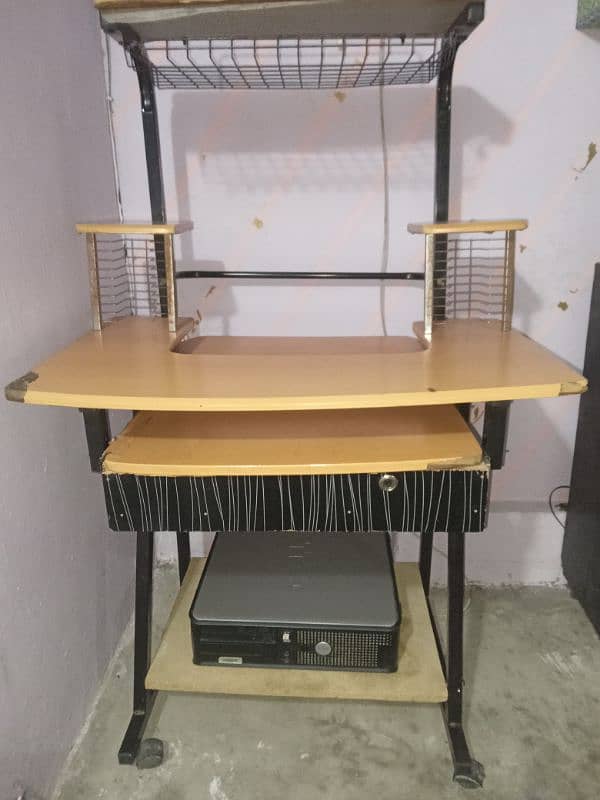 desktop computer with computer table 2