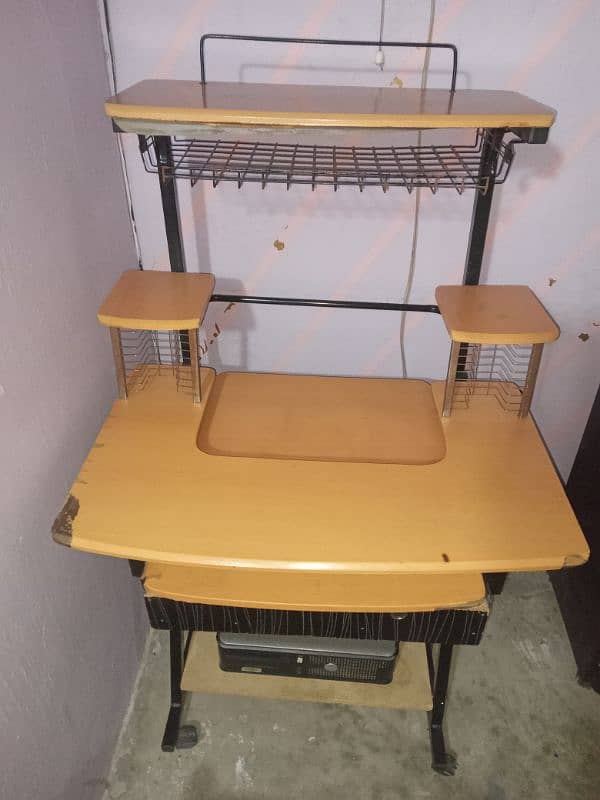 desktop computer with computer table 3