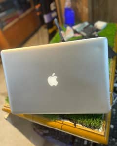 MacBook Pro 17.2 inch core i7 4GB 128GB