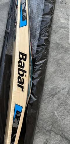 hard ball bat it is english williow bat its have 8 to 10 grains