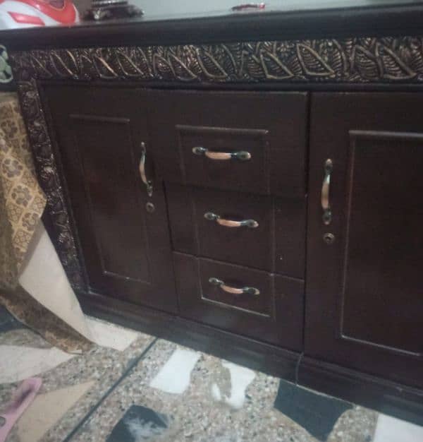 2 side tables and 1 dressing 2