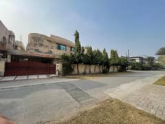 One Kanal Corner Used Modern Design Bungalow For Sale At Prime Location Of DHA Lahore Near To Park Masjid & Commercial Market.