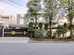 One Kanal Used Modern Design Bungalow For Sale At Prime Location Of DHA Lahore Near To Park Masjid & Commercial Market