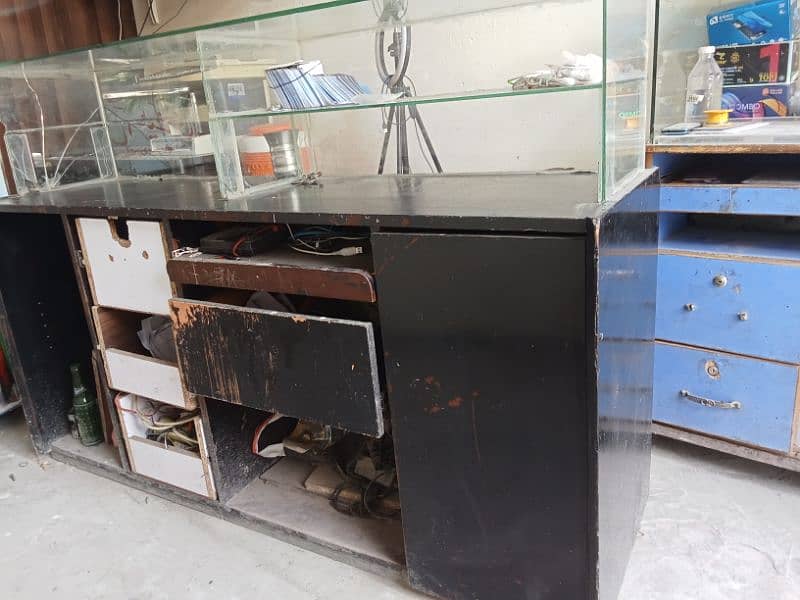 1 Computer table / 1 Counter/ 1 Bardana 4