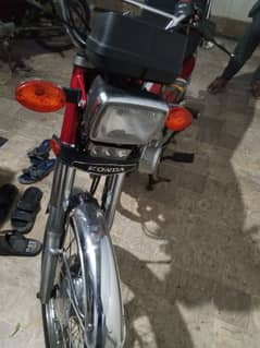 bike ma koi Kam nhi ha 1 hand use har cheez sa ok ha falto log dor ray