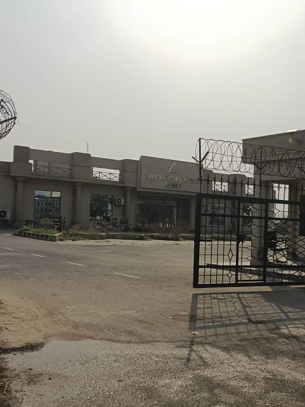 01 KANAL PLOT IN BLOCK C LDA AVENUE 1 SOCIETY NEAR EME SOCIETY BEST OPTION FOR END USER 2