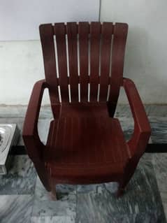 plastic chairs hain Boht achi halt mein hain