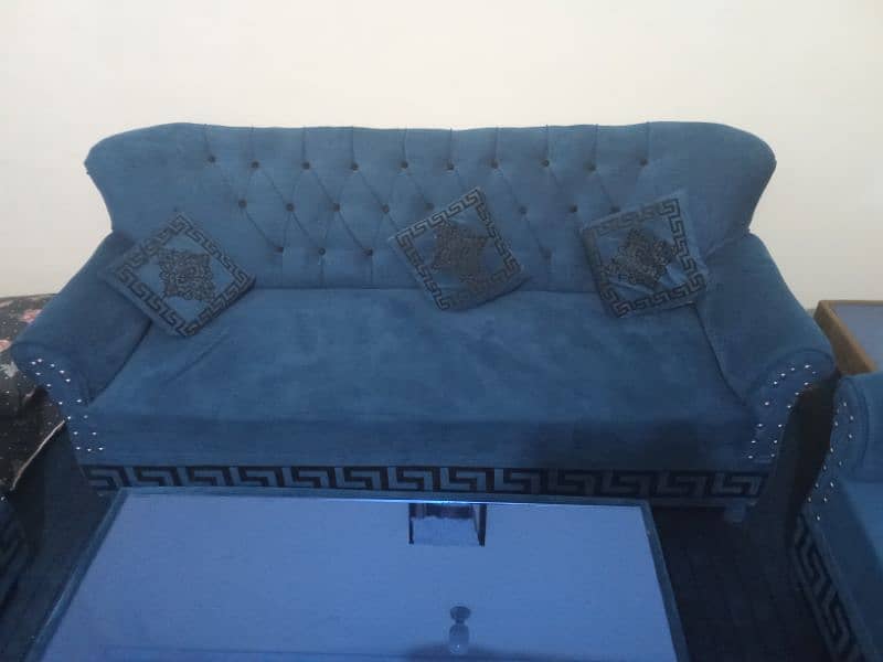 5 seater safa good condition almost new only sofa not table included 3