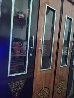 4 door divider hai bilkul bhi new hai is 4 months pehly liya tha