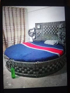 beautiful round bed and divider for sale