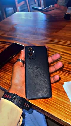 side batton kharab hai. tabal tach pa sacreen on hoti Baki okhai phone