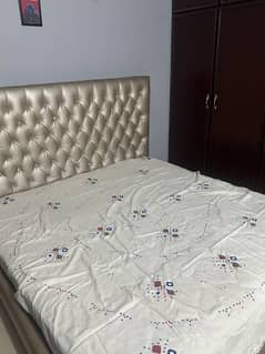 Queen size bed beat condition
