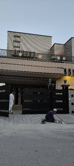 10 Marla Luxurious House For Sale