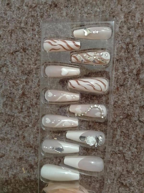 Smooth and even courage stick on artificial nails 24 2