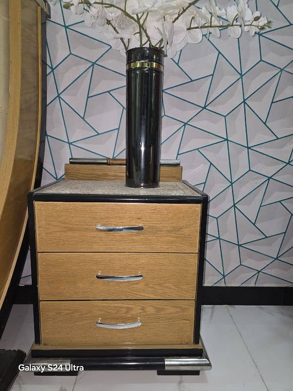 Dressing table with king size bed with side tables 2