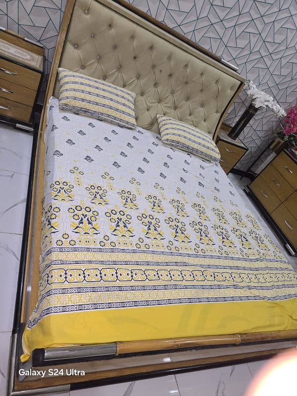 Dressing table with king size bed with side tables 4