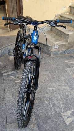 Geary Bicycle with shaukh and disc brakes