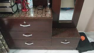 Dressing Table for sale with del dinning table also for sale