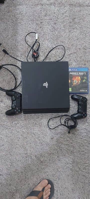 Ps4 pro 1 Tb with two controllers + Minecraft Cd 1