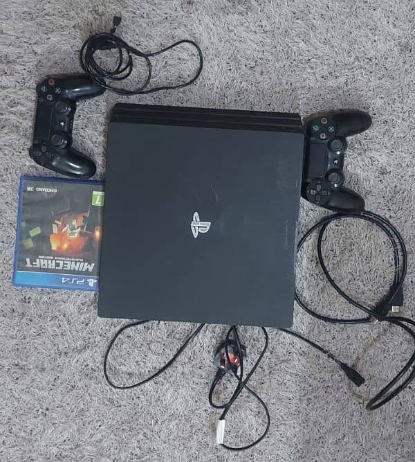 Ps4 pro 1 Tb with two controllers + Minecraft Cd 2