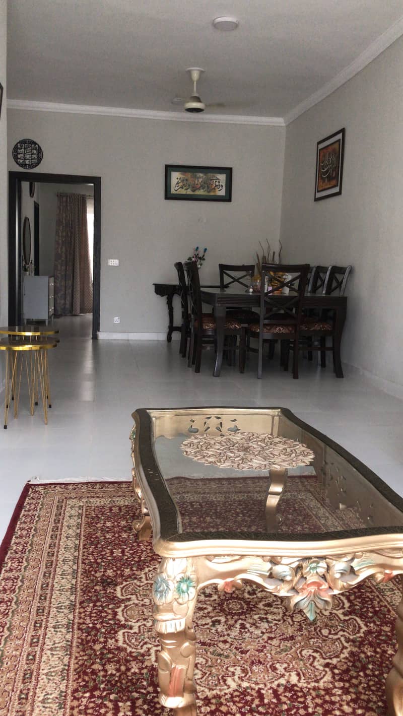 Dinning table only 5 month use 0