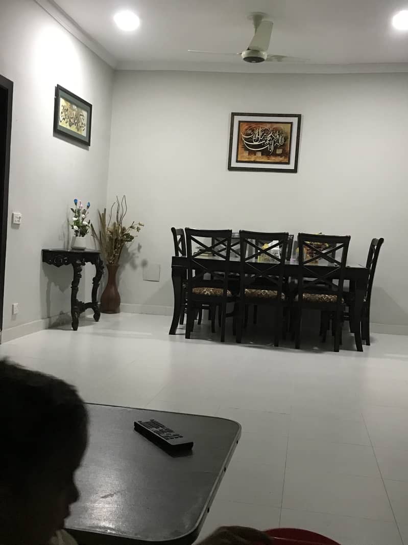 Dinning table only 5 month use 1
