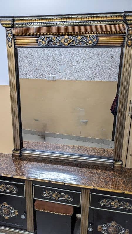 1 Dressing Table with Large Mirror 1
