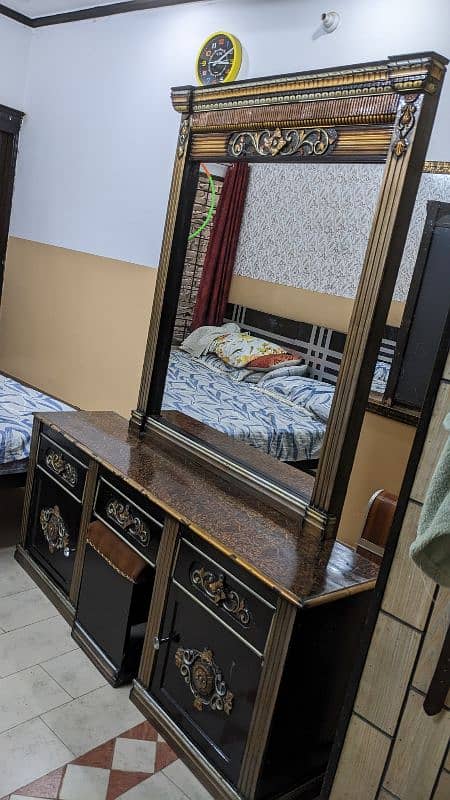 1 Dressing Table with Large Mirror 2