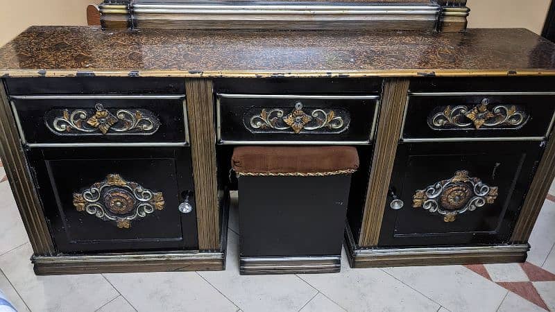 1 Dressing Table with Large Mirror 3