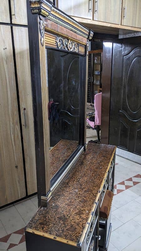 1 Dressing Table with Large Mirror 4