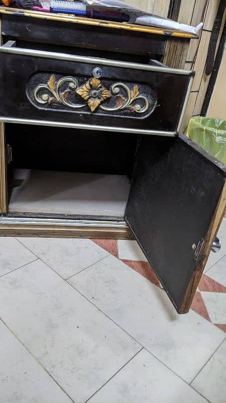 1 Dressing Table with Large Mirror 10