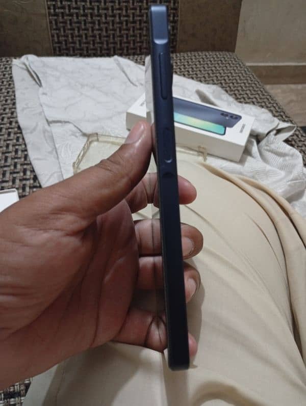 bulkul new mobile hai A06 abie sirf open Kay hai 2