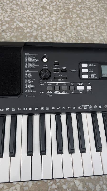 Yamaha PSR E373 4