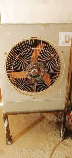 DC cooler with stand