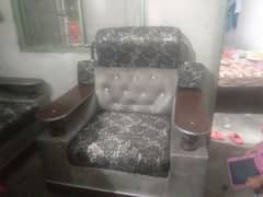 I am selling sofa 3seater lush condition