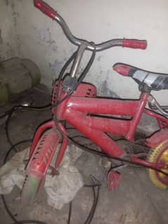 kids bicycle of age 4 to 5  yearsurgently sale